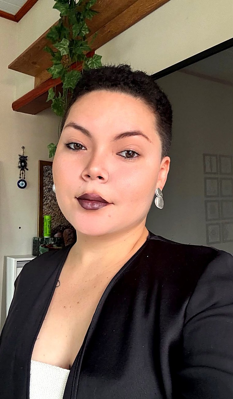 Anna Clara Araújo, psicóloga, sorrindo em ambiente acolhedor